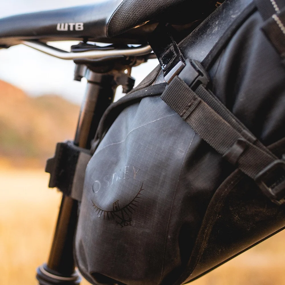 OSPREY Escapist Saddle Bag Black detail konstrukce a kompresních popruhů