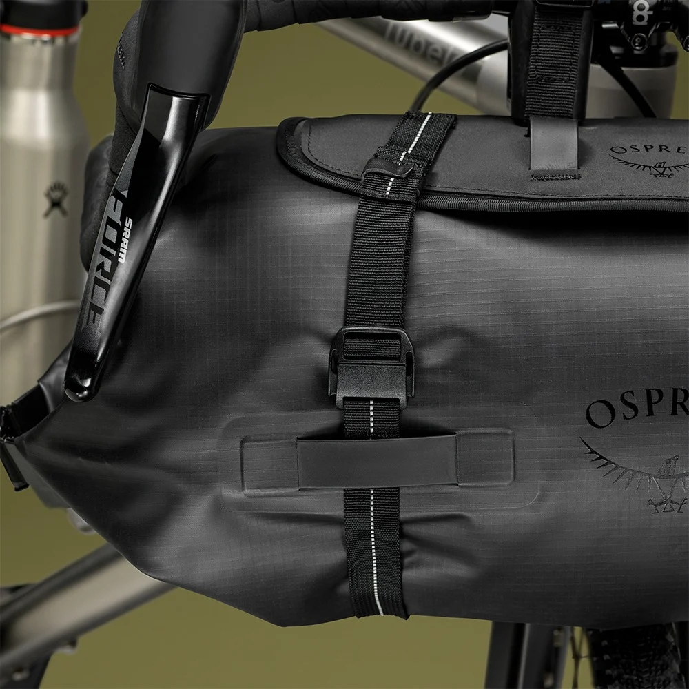 OSPREY Escapist Handlebar Bag Black detail konstrukce a kompresních popruhů