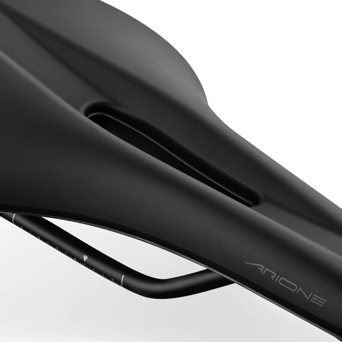 FIZIK Vento Arione R5 135 mm silniční sedlo detail ergonomického výřezu a konstrukce