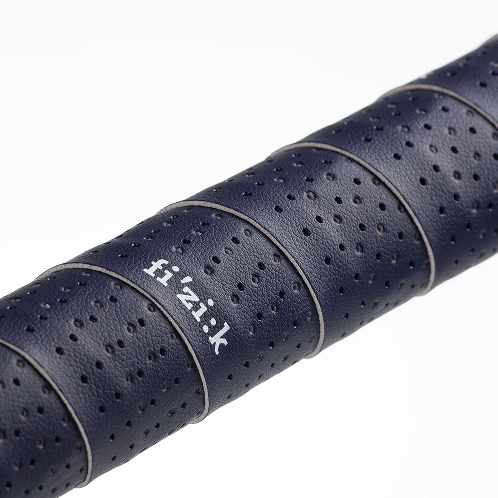 FIZIK Tempo Microtex Classic omotávka řídítek perforovaný povrch a klasický vzhled