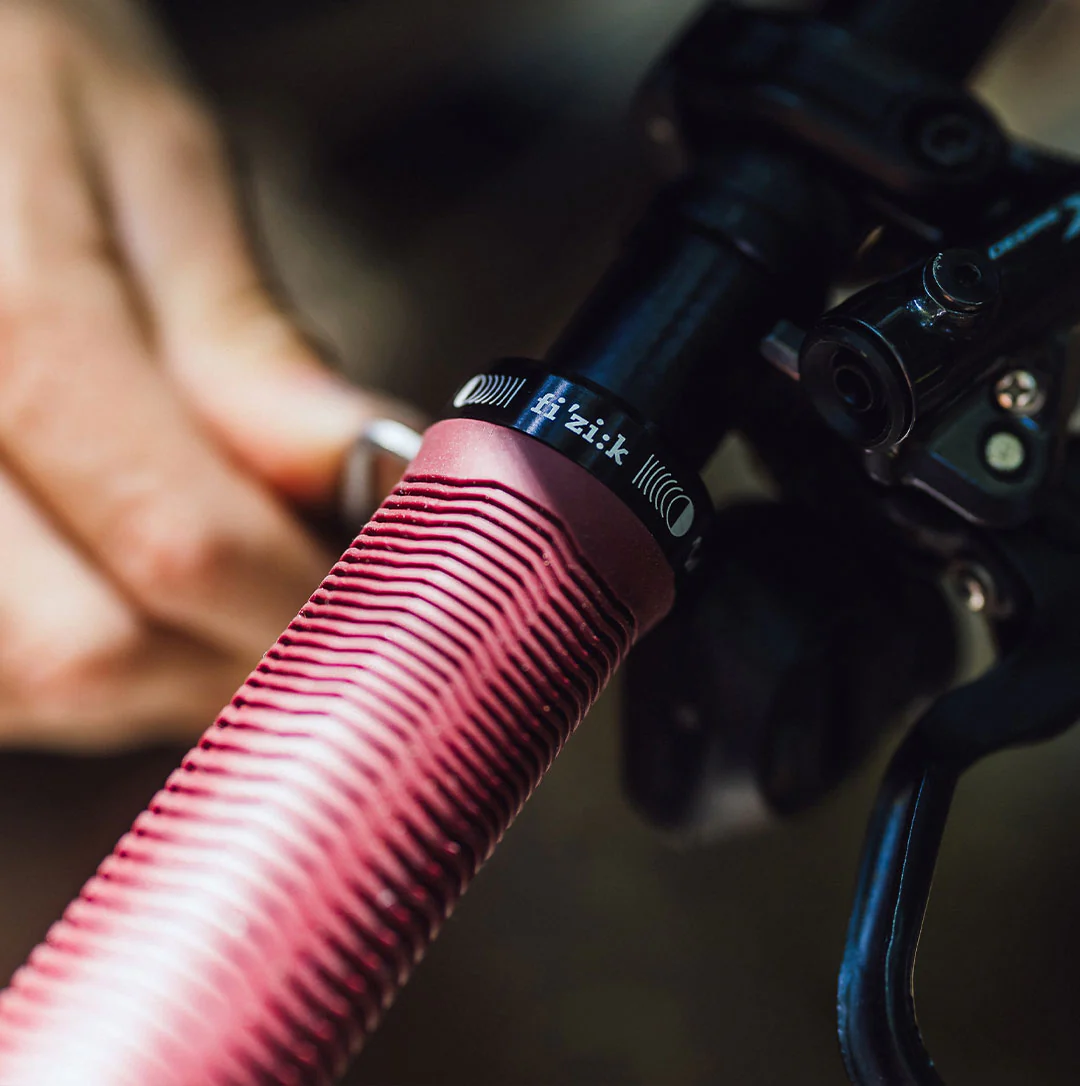 FIZIK Comfortfeel Grips MTB gripy ergonomický tvar a tlumení vibrací