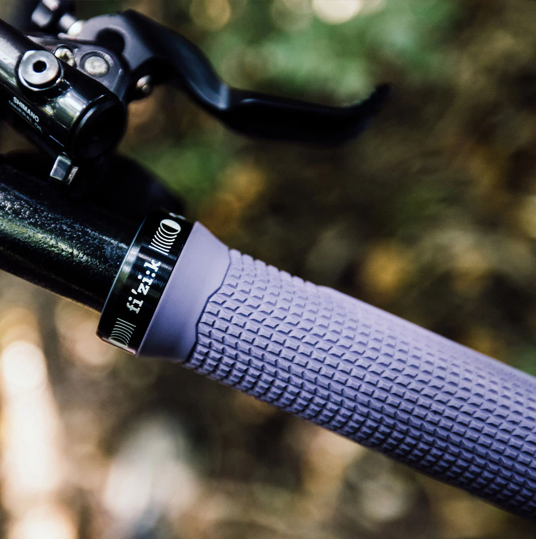 FIZIK Racefeel Grips Lavender MTB gripy nízkoprofilový design a maximální kontrola