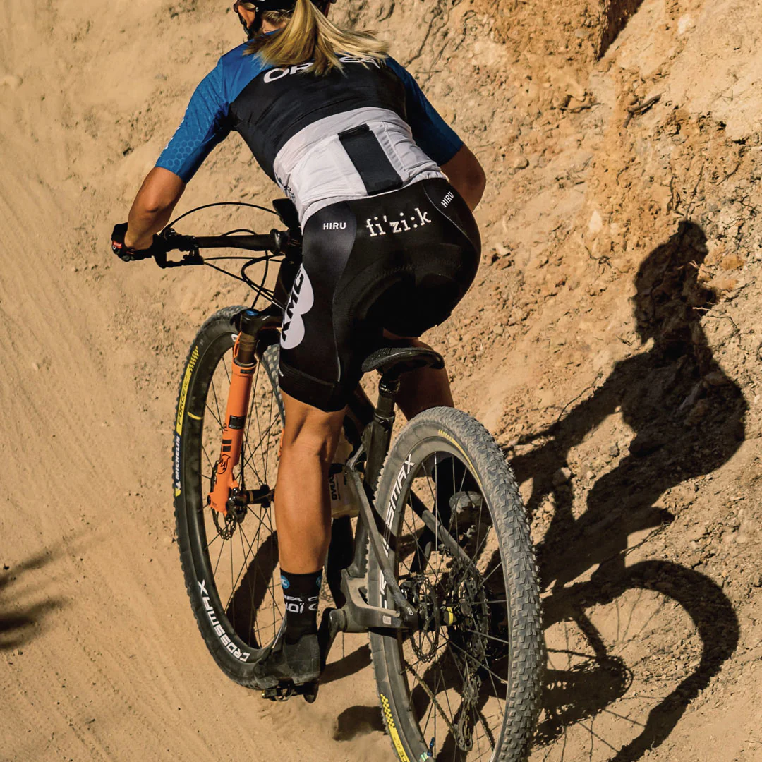 FIZIK Vento Argo R3 Adaptive 3D 140 mm Black krátké silniční sedlo 3D výstelka